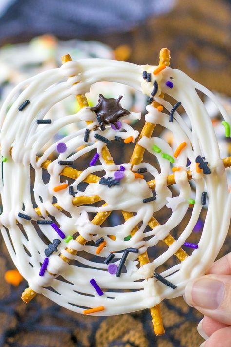 Spider Web Chocolate Covered Pretzels, Spider Pretzels Easy Halloween, Halloween Pretzel Spider Web, Chocolate Spider Web Pretzels, White Chocolate Spider Webs, Pretzel Stick Spider Webs, Chocolate Pretzel Spider Webs, Spider Web Pretzels White Chocolate, Pretzel Spider Web Halloween Treats