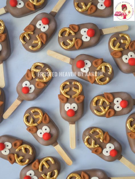 Christmas Cakesicles Design, Mardi Gras Cakesicles, Reindeer Cakesicles, Grinch Cakesicles, Christmas Cakesicles Ideas, Christmas Cakecicles, Christmas Cakesicles, Elegant Cake Pops, Popsicles Cake