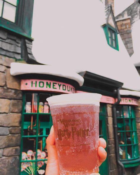 𝙒𝙞𝙯𝙖𝙧𝙙𝙞𝙣𝙜𝙒𝙤𝙧𝙡𝙙 𝙤𝙛 𝙃𝙖𝙧𝙧𝙮 𝙋𝙤𝙩𝙩𝙚𝙧’s Instagram post: ““I solemnly swear that I am up to no good!” 💫😈🍻🍭 . . Happy Friday Wizarding World! . . This time next week, I’ll be back home for an…” Butter Beer Universal Studios, Universal Harry Potter Orlando, Writing Reference, Harry Potter Butter Beer, Butter Beer, Orlando Photos, Florida Food, Eliza Dushku, Milo Ventimiglia