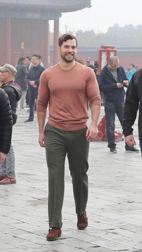 Is it a bird? Is it a plane? No, it’s just Henry Cavill’s immaculate style game Stunning Fashion, Scruffy Men, Rugged Style, Henry Cavill, Well Dressed Men, Gentleman Style, Perfect Man, Stylish Men, A Man