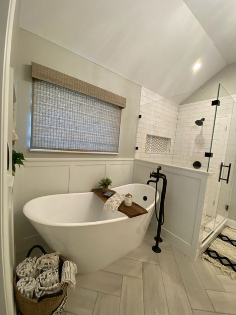 Bathroom Design Farmhouse, Soaker Tub Shower Combo, Tub Shower Combo Remodel, Bathroom Interior Design Luxury, Tub Remodel, Wall Decor Bathroom, Wallpaper Bathroom, Full Bathroom Remodel, Bathroom Tub Shower