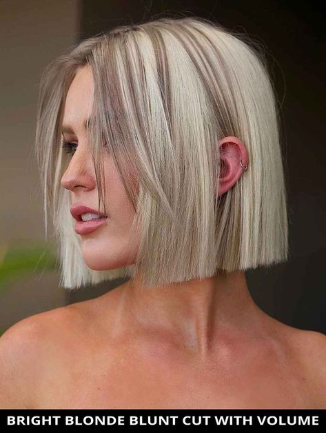 Choose this stunning bright blonde blunt cut with volume if you want a modern look! So you've gotta see this Right Now. | Blunt Bob | Blonde | Short Hair | Photo Credit: @bescene on Instagram Getextureerde Bob, Middle Part Hairstyles, Chin Length Hair, Short Straight Hair, Haircuts Straight Hair, Short Bob Haircuts, Short Blonde Hair, Platinum Blonde, Short Bob Hairstyles