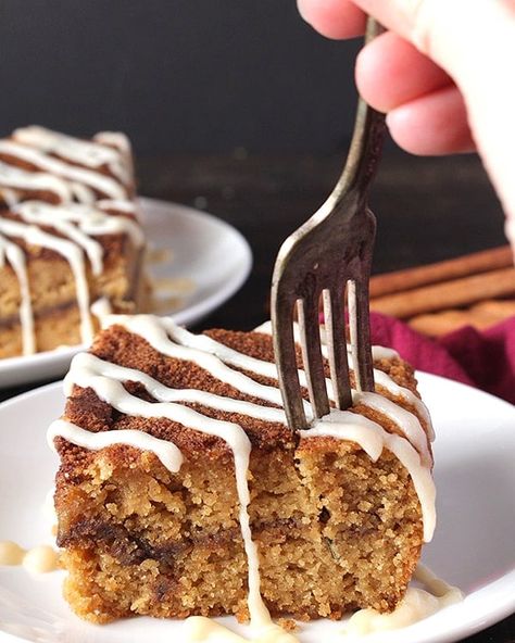 Paleo Cinnamon Roll Coffee Cake Paleo Brunch Recipes, Cinnamon Roll Coffee Cake, Paleo Coffee Cake, Cinnamon Roll Coffee, Paleo Brunch, Paleo Coffee, Pumpkin Coffee Cakes, Paleo Baking, Paleo Pumpkin