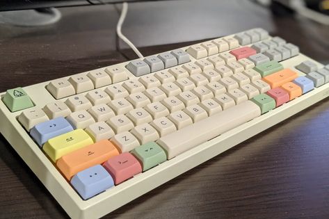 Cute Computer Keyboard, Key Caps Keyboard Aesthetic, Aesthetic Keycaps, Tech Home Office, Cute Keyboard, Unique Keyboards, Computer Set, Tech Aesthetic, Pc Gaming Setup