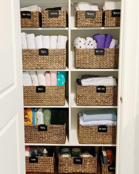 Linen Closet Organization Hallway, Diy Bathroom Storage Ideas, Airing Cupboard, Organizing Linens, Organized Closet, Grey Wall Decor, Diy Bathroom Storage, House Organisation, Linen Cupboard