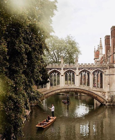 @chicoflondon on Instagram: “Nothing quite like punting in Cambridge ✌🏽@jenjennalauren #cambridge #bridgeofsighs #england #countryliving #punting” Cambridge Punting, Relax Time, Country Living, Parisian Style, Wine Lovers, Lifestyle Blogger, Cambridge, Puns, Ibiza