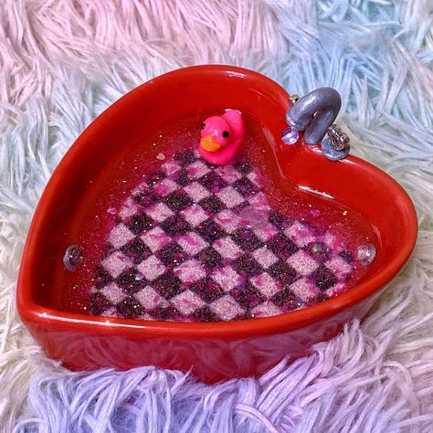 Polymer Clay Bathtub, Air Dry Clay Bathtub, Clay Bathtub, Glina Ideas, Tiny Bathtub, Bathtub Art, Artist Sculpture, Mixed Media Sculpture, How To Make Clay