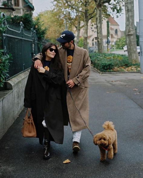 Sandra Rodrigues Pinto (@entre_dois) • Instagram photos and videos Fall Couple Outfits, Dog Club, Walking Outfits, Photos With Dog, Dog Photoshoot, Engagement Photo Outfits, Photo Outfit, Fall Family, Photoshoot Outfits