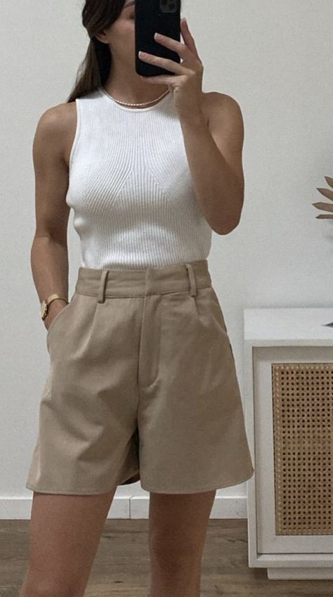 Beige Trouser Shorts Outfit, Kakhi Short Outfits, Short Petite Fashion, Beige Shorts Outfit, Business Casual Shorts, Professional Shorts, Looks Com Short, Minimalist Wardrobe Capsule, Outfit Elegantes