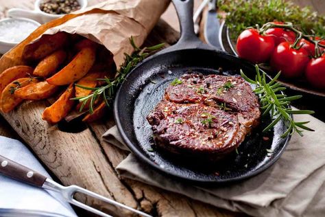 How To Make A Classic Boneless Chuck Roast In Cast Iron Skillet | Tiny Kitchen Divas Boneless Chuck Roast Recipes, Boneless Chuck Roast, Guacamole Recept, Tender Chuck Roast, Mojito Recept, Chuck Roast Recipes, Chuck Steak, Beef Chuck Roast, Veggie Stir Fry