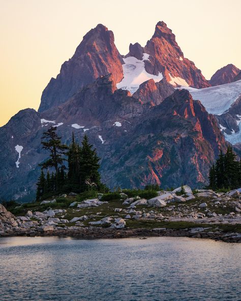 Witness the magic of Last Light Alpenglow in Washington’s Alpine Lakes Wilderness! 🌄 Discover more about this breathtaking beauty. Click the link! #Alpenglow #WildernessWonder Nature Wallpapers, Alpine Lake, Breathtaking Beauty, Nature Wallpaper, The Movie, Click The Link, The Magic, Washington, Lake