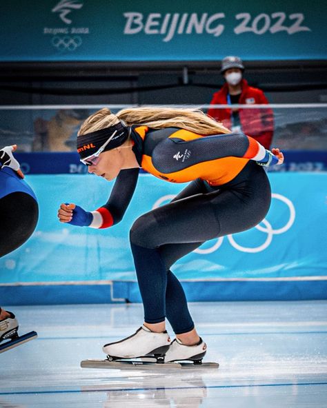 Jutta Leerdam on Instagram: “I feel so blessed to be here and to skate on this track! 🤩🧡 #excited #olympics #beijing2022” Speed Skating Women, Pole Vaulting, Skating Aesthetic, Speed Skates, Speed Skating, Action Pose Reference, Action Pose, Ice Skaters, Sport Body