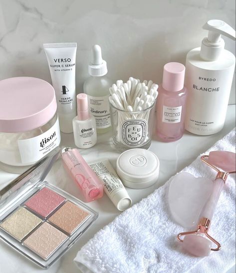 Verso Skincare, Skincare Inspiration, Pretty Skin Care, Pretty Skin, Pink Vibes, Pink Girly Things, Pink Makeup, Wellness Products, Makeup Eyeliner