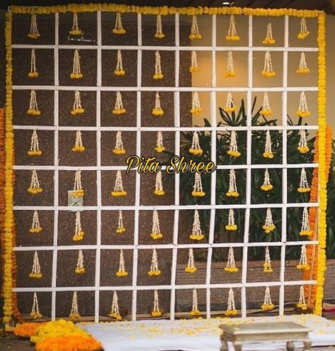 Housewarming Backdrop, Mehndi Backdrop, Pooja Backdrop, Marigold Garland, Haldi Ceremony Decorations, Oster Dekor, Haldi Decoration, Sangeet Decor, Pooja Decor