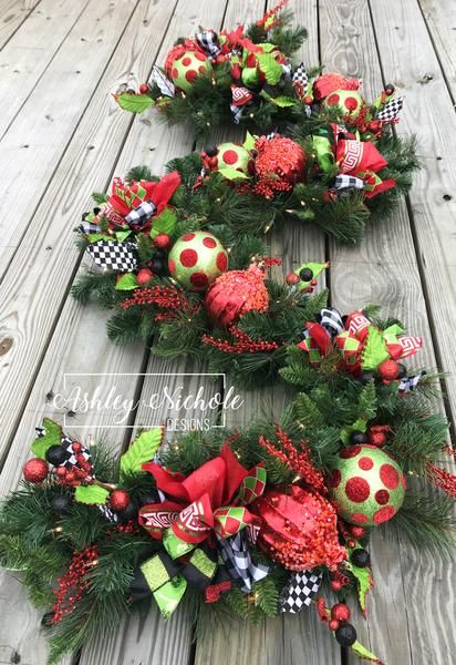 Grinch Garland Ideas, Christmas Door Garland Ideas, Grinch Garland Diy, Grinch Christmas Garland, Christmas Swags Diy, Xmas Garland Ideas, Whimsical Christmas Garland, Diy Garland Christmas, Grinch Garland