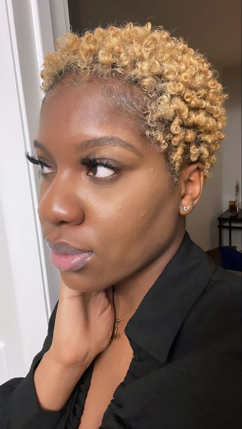 Honey Blonde Short Natural Hair Black Women, Blonde Twa Natural Hair Dark Skin, Blonde Natural Hair Short, Short Natural Hair With Color, Blonde Low Cut Black Women, Lowcut Hair For Black Women, Blonde Big Chop, Colored Twa Natural Hair, Honey Blonde Short Hair Black Women