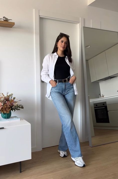 Basic Wide Leg Jeans Outfit, Casual Office Outfits Women Summer Jeans, Wide Leg Light Jeans Outfit, Light Jeans Outfit, Office Outfits Women Casual, Outfits Juvenil, Wide Leg Jeans Outfit, Simple Style Outfits, Office Casual Outfit