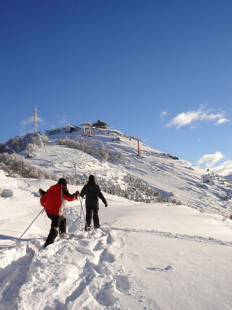 Caminhando na neve fofa em Bariloche Aesthetic Airport, Snow Trip, Argentina Travel, Ushuaia, Road Trip Hacks, Gap Year, Travel Board, Future Life, City Travel