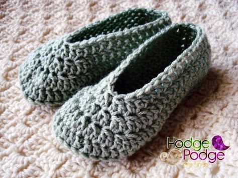 Free Crochet Pattern--Simple Child Slippers - (Use this pattern to recreate Monster Slippers!) Crocheted Slippers, Easy Crochet Slippers, Crochet Slippers Free Pattern, Shoes Crochet, Crochet Baby Boots, Crochet Slipper Pattern, Toddler Slippers, Crochet Toddler, Crochet Booties