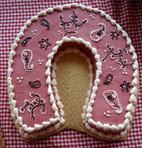 horseshoe cake. love this cake but not sure I could pull it off with all the piping. might be cute to outline it with gray/silver m instead Horseshoe Cake Ideas, Horse Shoe Cake, Cowboy Cupcakes, Third Birthday Girl, Horse Themed Party, Rainbow Treats, Cowboy Theme Party, Western Birthday Party, Horse Cake