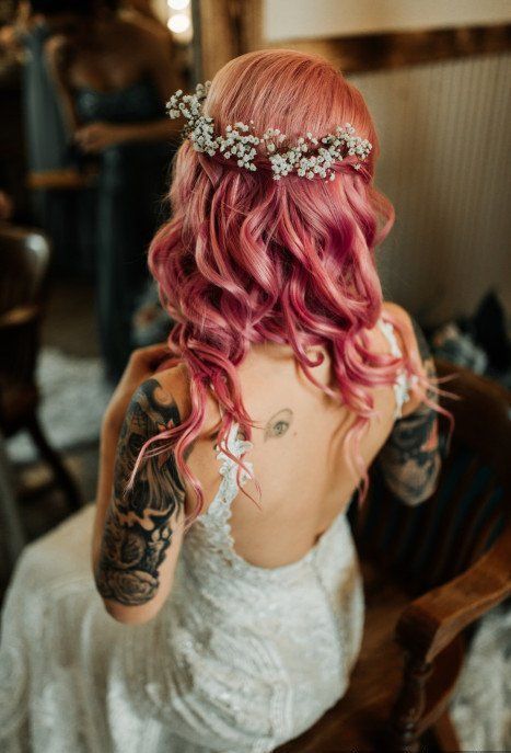 Hair Loose Curls, Eclectic Bride, Lace Sheath Wedding Dress, Baby Breath Flower Crown, Wedding Hair Ideas, Bride Vibes, Loose Curls Hairstyles, Cool Bride, Wedding Hair Colors