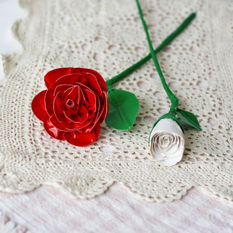 Realistic Duct Tape Roses Duct Tape Rose, Duct Tape Diy, Duct Tape Projects, Duct Tape Flowers, Living Stones, Tape Projects, Duct Tape Crafts, Rose Crafts, Pipe Cleaner Crafts