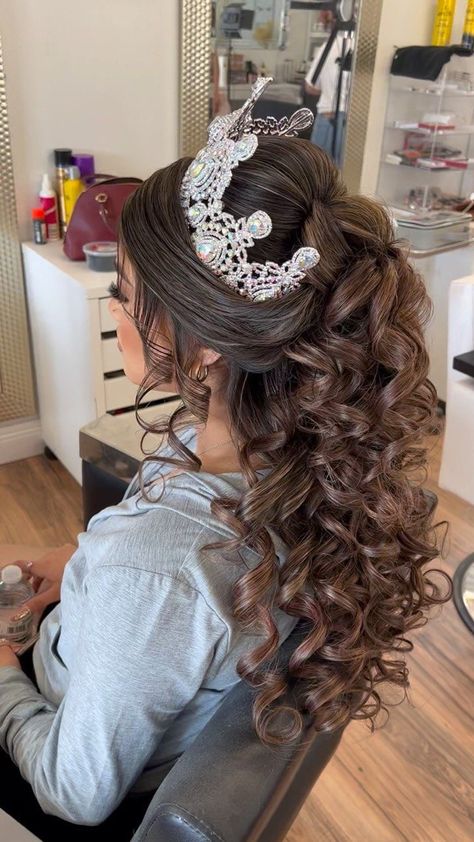 Down Quince Hairstyles, Sweet 16 Hairstyles, Quince Hairstyles For Long Hair, Quinceanera Pink, Hair Quince, Hairstyles With Crown, Quince Hairstyles With Crown, Hoco Hair Ideas Updo Hairstyle, Simple Prom Hair