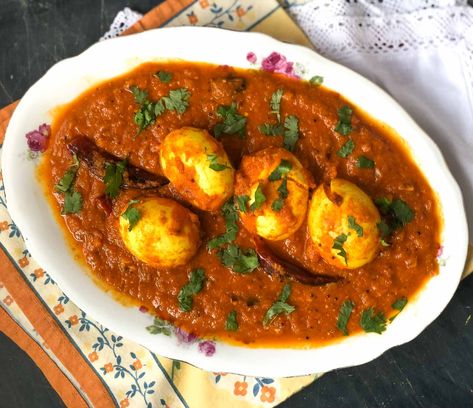 Spicy Egg Curry Recipe, Indian Egg Curry, Egg Gravy, Egg Curry Recipe, Bhurji Recipe, Egg Recipes For Dinner, Butter Masala Recipe, Braised Chicken Breast, Indian Dinner Recipes