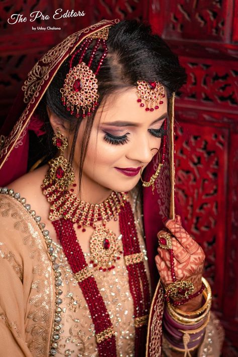 Traditional Indian Bridal Photoshoot Bridal Poses Photography, Muslim Bride Photoshoot, Indian Bridal Photoshoot, Bedroom Makeover Diy, Editing Photography, Muslim Bridal, Drone Flying, Bride Photoshoot, Bridal Poses