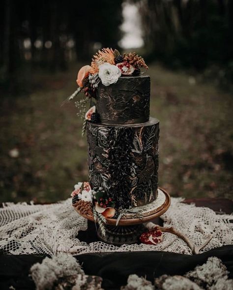 Gothic Multi-Shop Marketplace on Instagram: “Obsessed with this rustic-feel gothic wedding cake 🖤💖 📷 garnetdahlia . . . #TilDeathDoUsPart #blackisback #weddinginspo #MorticiaAddams…” Black Wedding Cake Ideas, Gothic Wedding Cake, Black Wedding Cake, Wedding Cake Table Decorations, Tall Wedding Cakes, Wedding Cake Servings, Pagan Wedding, Patterned Cake, Black Wedding Cakes