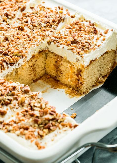 Pecan Dessert Recipes, Pecan Desserts Recipes, Heavenly Desserts, Pecan Desserts, Butter Pecan Cake, Leches Cake, Poke Cake Recipes, Homemade Pastries, Pecan Cake