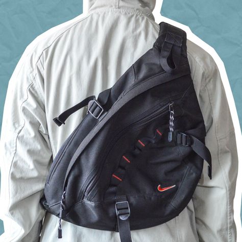 I looked It up 'cause I was trying to find one of these to buy.. and on pinterset I couldn't find the exact name..buuut I finally found it Vintage Tri-Harness Mini Tactical Bag Nike Sling Bag, Sling Bag Outfit, Vintage Sling Bag, Gorp Core, Nike Bags, Tactical Bag, Baggy Clothes, Street Style Outfits Men, Mens Outfit Inspiration