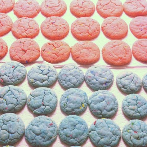 Cotton candy & Bubblegum cookies!  1pkg funfetti cake mix 1/2 cup vegetable oil 1 egg 1 package of bubble gum or cotton candy flavoring. Preheat oven to 350 degrees, mix, shape, bake 10 minutes & enjoy!! Bubblegum Cookies, Bubble Gum Cookies, Tooth Monster, Bubble Gum Party, Buble Gum, Cotton Candy Cookies, Funfetti Cake Mix, Cotton Candy Flavoring, Ice Cream Cupcakes