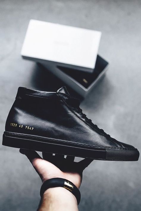 Common Projects Leather Mid Top Basket Noir, Common Projects, Sneakers Men Fashion, Black Sneakers, Sneaker Collection, Mode Style, Fashion Sneakers, Shoe Game, Black Sneaker