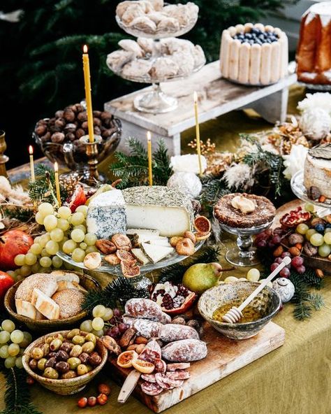 Irene Berni on Instagram: "Fine my Christmas grazing table on #cook today with @corriere ~ oggi trovate il mio buffet di Natale su #cook in edicola con il @cucina_corriere." Easy Grazing Table, Buffet Wedding Table Setting, Christmas Grazing Table, Christmas Party Buffet, Christmas Buffet Table, Xmas Appetizers, Picnic Business, Graze Board, Christmas Catering