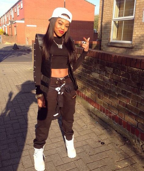 Lady Leshurr UK Artist Female Rapper All Black Everything Dope Swag Crop Top SnapBack Armani Underwear Boxers Urban StreetWear Fashion Style Trend Rap Concert Outfit Ideas, Decades Day Outfits, Lady Leshurr, Rap Concert Outfit, Rap Concert, Looks Hip Hop, Ropa Hip Hop, Style Année 90, Diy Outfits