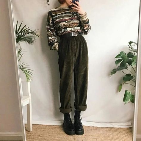 Comfy Jumper, Goblincore Outfits, Corduroy Pants Outfit, Chunky Belt, Mode Grunge, Vintage Trousers, Mode Casual, Stil Inspiration, Brown Corduroy