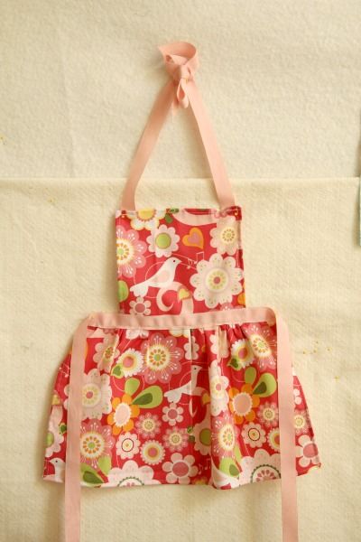 Kids Half Apron Pattern, Kids Apron Diy, Kids Apron Pattern Free, Sewing Patterns For Men, Child Apron Pattern, Fat Quarter Sewing Projects, Apron Pattern Free, Kids Aprons, Child Apron