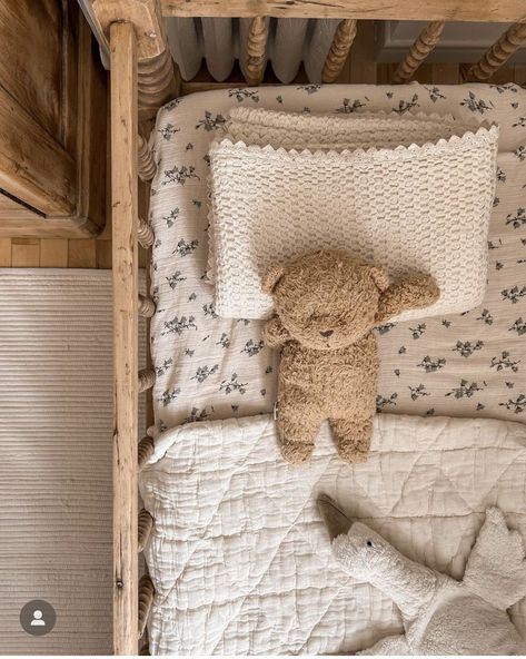 Beige Mom Aesthetic Nursery, Vintage Nursery Aesthetic, Vintage Cottage Nursery, Cottagecore Nursery Girl, Cottagecore Kids Room, Cottagecore Baby Room, Baby Room Colorful, Teddy Bear Room Decor, Montessori Baby Room