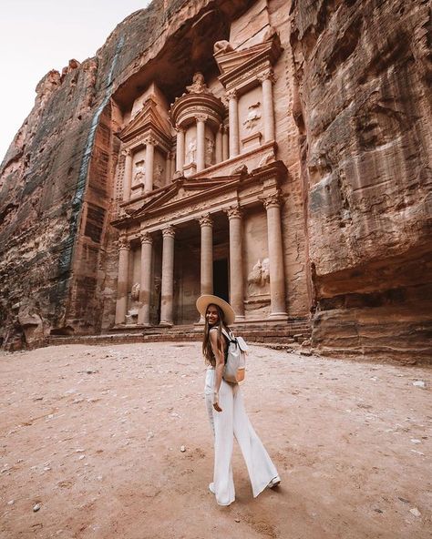 NATALIE ༚ travel & lifestyle sur Instagram : exploring the treasury in petra🏛 just so surreal to saw this in real✨for sure a special experience. when was the last time you had a… Egypt Photoshoot, Desert Photoshoot Outfit, Jordan Trip, Egypt Outfits, Petra Travel, Outdoor Architecture, Egypt Trip, Terra Santa, Jordan Photos