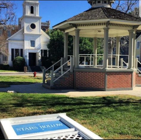 Gilmore Girls Gazebo, Stars Hollow Gazebo, Gilmore Girls Set, Gilmore Girls Netflix, Gilmore Girls Episodes, Kim House, The Gilmore, Gilmore Girls Fan, Stone Columns