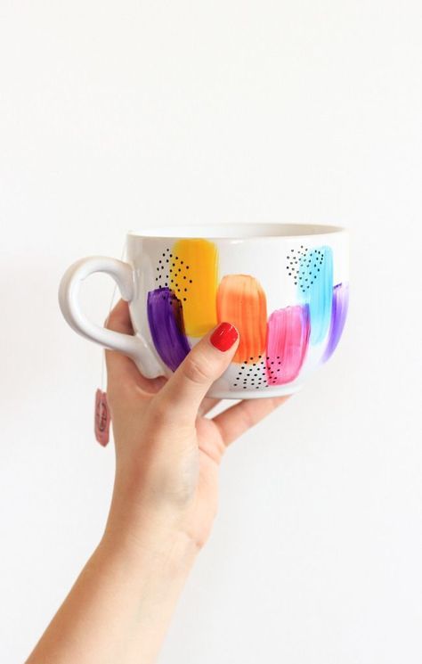 Decoracion artesanal 15 tazas pintadas a mano para alegrarte las mañanas | Servicolor Diy Christmas Mugs, Vasos Vintage, Pottery Design, Design Page, Cerámica Ideas, Diy Mugs, Hand Painted Mugs, Pottery Painting Designs, Keramik Design