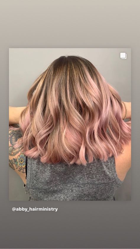 Hair Colours Short Hair, Pink Balayage Blonde, Pink Lowlights, Balayage Brunette Short, Pink Hair Highlights, Rose Gold Balayage, Blond Rose, Pink Blonde Hair, Hair Color Rose Gold