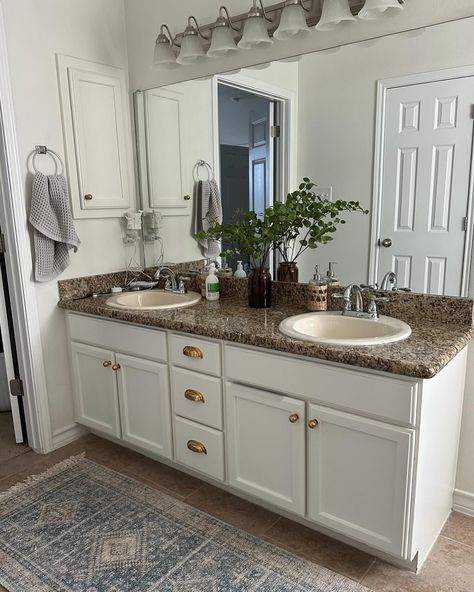 I feel like this bathroom has already come a long way! Moving into a spec home has its perks, we can make it our own with time! We still have a long list of things we plan to do here in the future, but for now, we are so happy with the progress being made and that the brown speckled granite is long gone. 👋 Swipe left to see the before! . . . #budgetfriendlydecor #affordablehomedecor #stylewithme #dailyreels #reelsinstagram #homeinspo #reelitfeelit #interiorinspiration #designonadime #designo... Dark Brown Bathroom Countertops, Tan Granite Bathroom, Bathroom With Brown Countertop, Beige Granite Countertops Bathroom, Brown Bathroom Countertop, Brown Granite Countertops Bathroom, Brown Granite Bathroom, Granite Countertops Bathroom, Dark Brown Bathroom