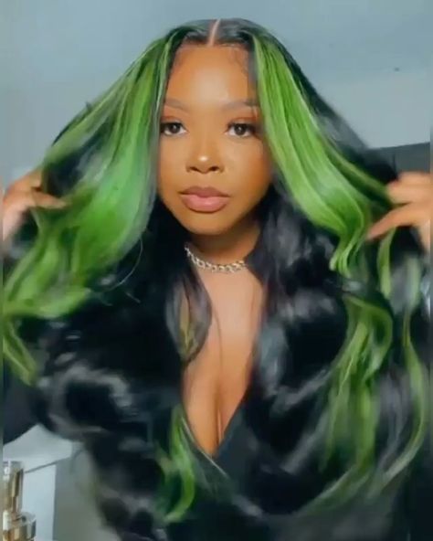 Shego Tattoo, Green Skunk Stripe, Green And Black Hair, Skunk Stripe Wig, Hair Minimal, Black And Green Hair, Fav Hairstyles, Skunk Stripe, Highlight Wig