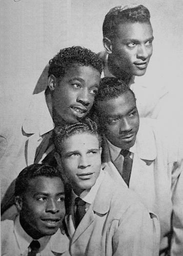 The Five Satins…. In The Still Of The Night….. (1956) Black Musicians, 1950s Music, History Of Music, 50s Music, Singing Groups, Still Of The Night, Soul Artists, Soul Singers, Oldies Music