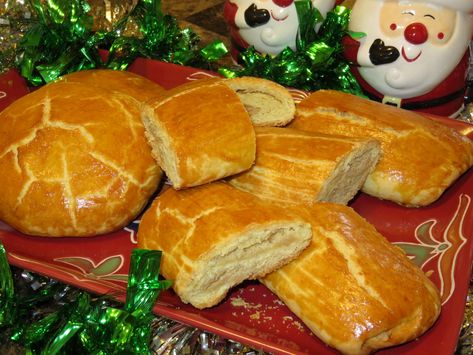 Armenian Gata Recipe, Kaak Recipe, Gata Recipe, Middle Eastern Recipes Arabic Food, Nut Roll Recipe, Nut Roll, Armenian Recipes, Christmas Bread, Armenian Culture