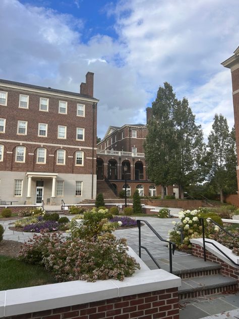 Sweet Briar lower quad garden College Courtyard Design, Courtyard School, High School Courtyard, College Courtyard, Boarding School Courtyard, School Courtyard