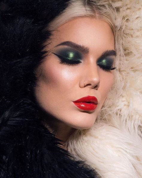 Linda Hallberg on Instagram: “Can you guys guess the next Villain? 😏 tutorial will be up in a few hours!” Cruella Deville Makeup, Creepy Halloween Makeup, Mode Editorials, Carnival Makeup, Lip Color Makeup, Linda Hallberg, Cut Crease Makeup, Red Lip Makeup, Disney Villain