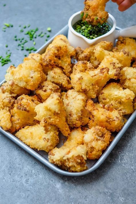 Vegan Crispy Cauliflower with Sweet Scallion Sauce - The Foodie Takes Flight Sweet N Sour Pork Recipe, Scallion Sauce, Food Comfort, Food Paris, Crispy Cauliflower, Breakfast Homemade, Raw Cauliflower, Vegan Recipes Videos, Food Meals